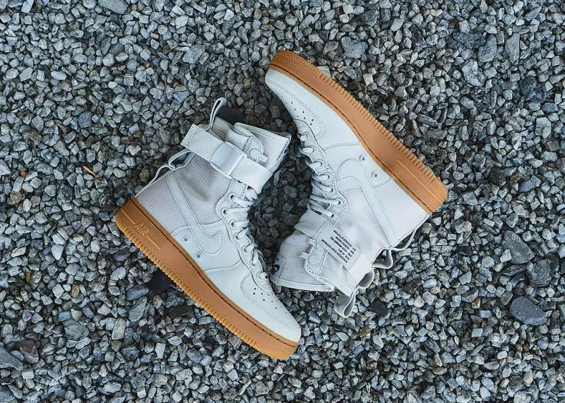 NIKE - Women - W SF Air Force 1 - Light Bone